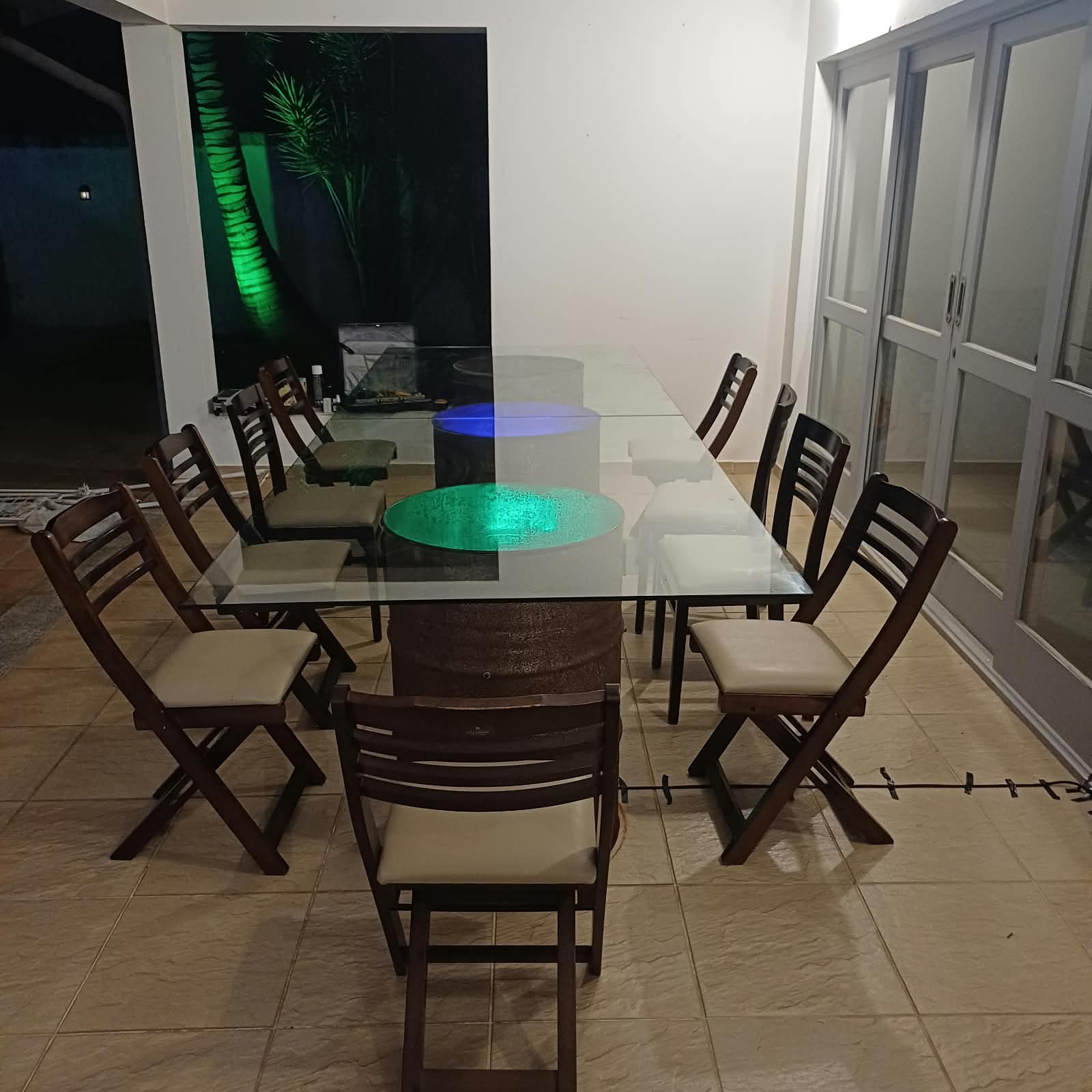 Diorama do fundo do mar dentro da mesa, com conchas, estrela-do-mar e crustáceo sob luz quente